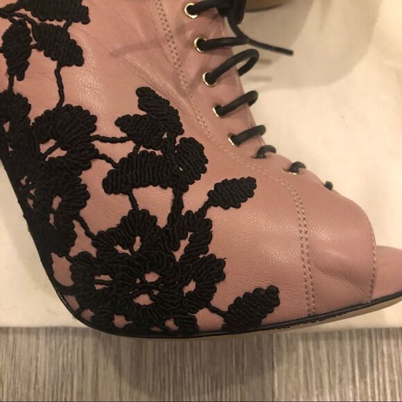 VALENTINO GARAVANI Peep Toe Floral Embroidered Ankle Boots Size 37.5 - Picture 2 of 10